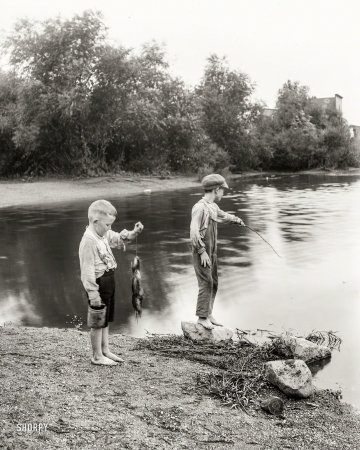 Photo showing: Little Fish -- 1901. Fishermen at Summit, Ill's.