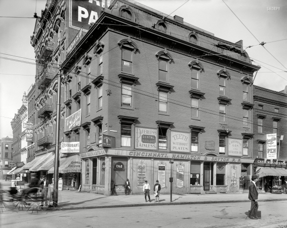 Photo showing: Peerless Dental Parlors -- Detroit circa 1905. Cincinnati, Hamilton and Dayton Railroad office, Woodward & Jefferson Aves.