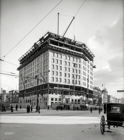Photo showing: What Goes Up ... -- Detroit, 1907. Hotel Pontchartrain under construction.
