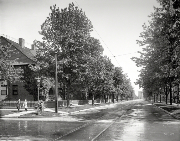 Photo showing: While We Are Young -- Walkerville, Ontario, circa 1910. Devonshire Road, looking south.