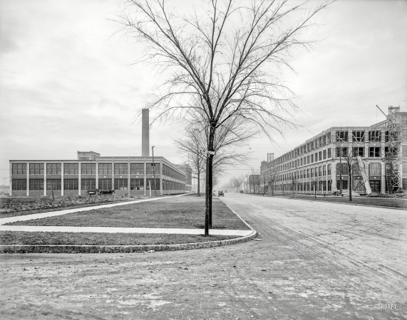 Photo showing: Packard Plant -- Detroit circa 1911. Boulevard view, Packard auto plant.