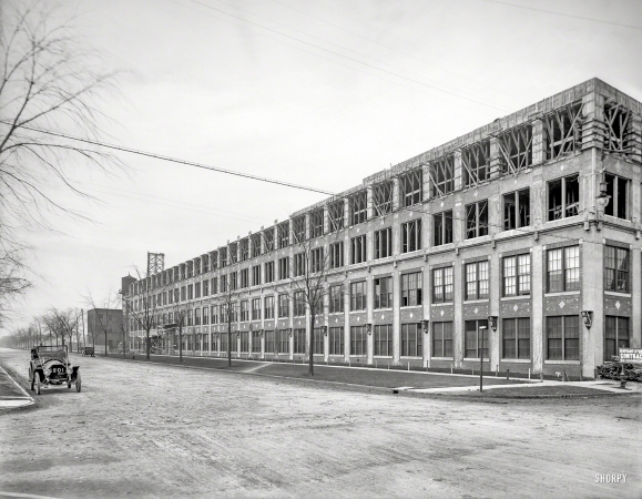 Photo showing: Car Factory -- Detroit circa 1911. Boulevard view, Packard auto plant.