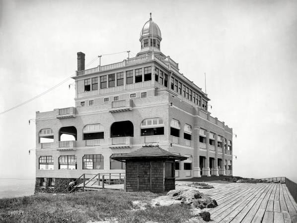 Photo showing: Mountain House -- Circa 1905. Mount Tom Mountain House, Massachusetts.. 