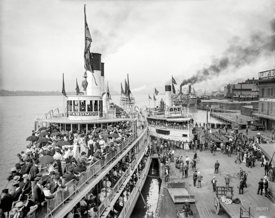 Photo showing: Tashmoo Trippers II -- Circa 1901. Excursion steamers Tashmoo and Idlewild at Detroit River wharves.