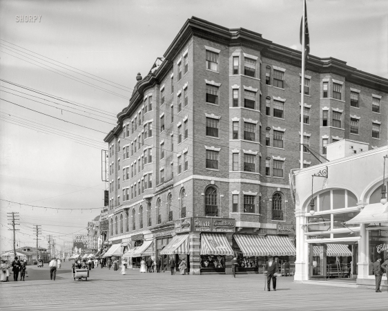 Photo showing: The Alamac -- Atlantic City circa 1913. The Alamac (formerly Young's Hotel), Boardwalk at Tennessee Avenue.