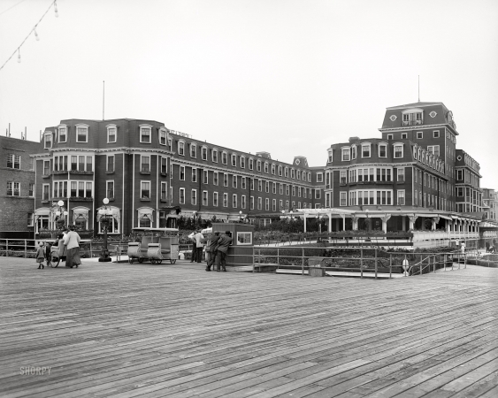 Photo showing: The Shelburne -- Atlantic City circa 1910. The Boardwalk and Hotel Shelburne.