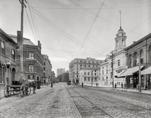 Photo showing: Congress Street -- Portland, Maine, circa 1909. City Hall and Congress Street south from Market.