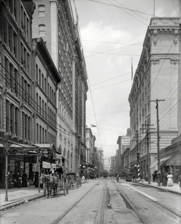 Photo showing: Downtown -- Louisville, Kentucky, circa 1905. Fourth Street.