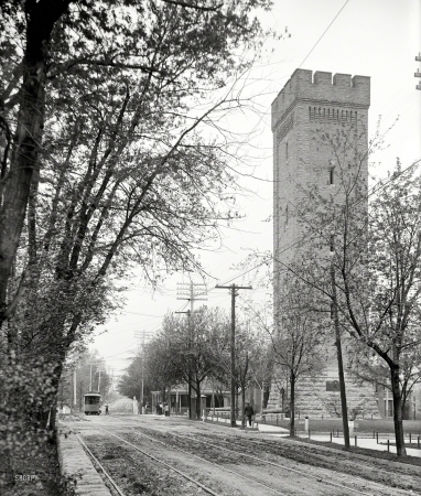 Photo showing: Spanish Gallons -- Circa 1907. The Water Tower -- Fort Thomas, Kentucky. Combining
a 100,000-gallon standpipe and Spanish-American War memorial. 