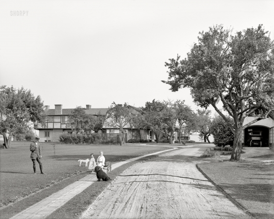 Photo showing: Home, James -- -- Grosse Pointe, Michigan, circa 1910. F.M. Alger residence.