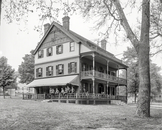 Photo showing: Psi-Ups -- Amherst, Massachusetts, circa 1906. Psi Upsilon House, Amherst College.