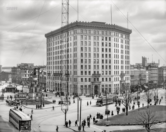 Photo showing: Detroit Landmarks -- Detroit, 1908. Cadillac Square, Soldiers' and Sailors' Monument and Hotel Pontchartrain from City Hall.