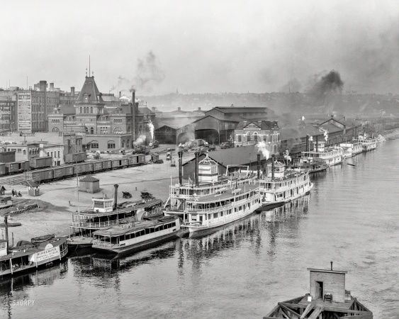 Photo showing: Rolling on the River -- The Mississippi River circa 1908. Steamboat landing and Union Station at St. Paul, Minnesota.