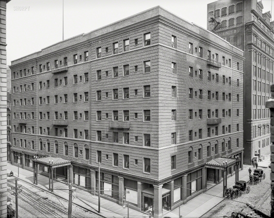 Photo showing: Corner Rooms -- Circa 1905. Fort Pitt Hotel, Penn Avenue, Pittsburg.