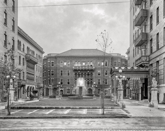 Photo showing: Hamilton Court Courtyard -- Philadelphia circa 1908. Hamilton Court -- front interior court.