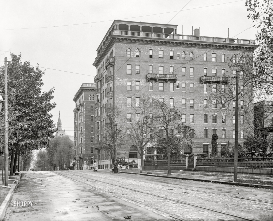 Photo showing: Hamilton Court -- Philadelphia circa 1908. Hamilton Court apartments, Chestnut Street.