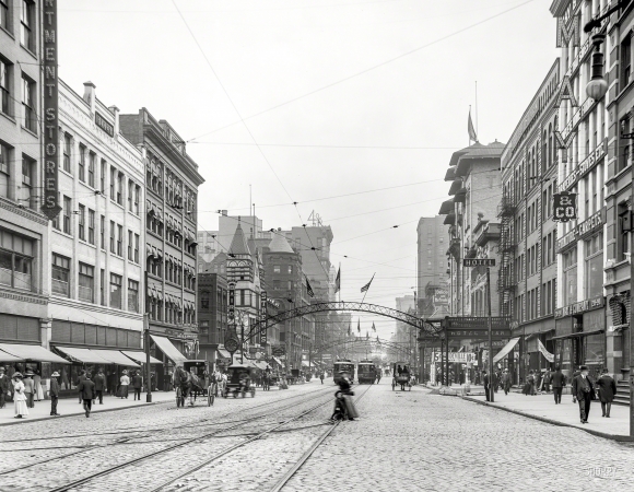 Photo showing: South From Chestnut -- Circa 1910. High Street south from Chestnut, Columbus, Ohio.