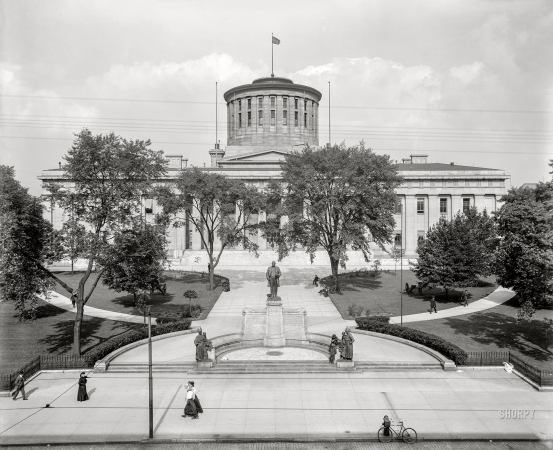 Photo showing: Capitol Square -- Columbus, Ohio, circa 1910. State Capitol and McKinley monument.