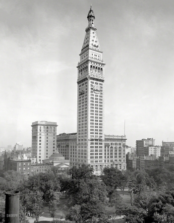 Photo showing: High Office -- New York circa 1909. Metropolitan Life Insurance Building and Madison Square.