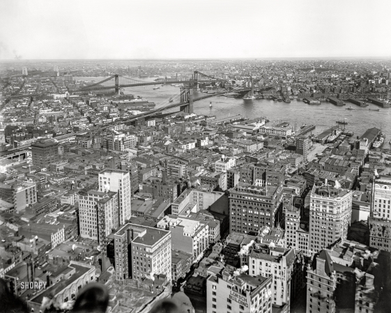 Photo showing: Brooklyn Bound -- New York circa 1910. View of Brooklyn and East River bridges from the Singer Tower.