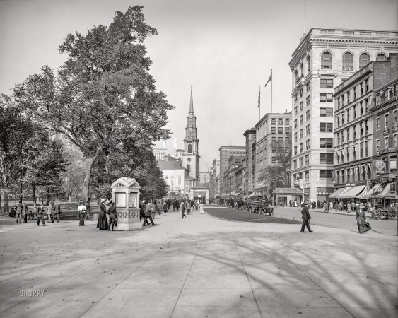 Photo showing: Tremont Street -- Boston circa 1913. Tremont Street and the Mall, edge of Boston Common.