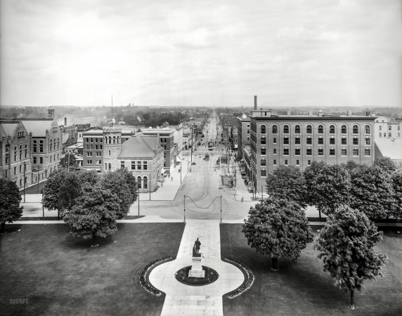 Photo showing: Michigan Ave. -- Lansing, Michigan, circa 1909. Michigan Avenue from the Capitol.