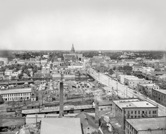 Photo showing: Looking at Lansing -- Lansing, Michigan, circa 1907. Bird's-eye view from tower -- State Capitol and Michigan Avenue over Grand River.