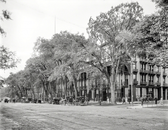 Photo showing: Inn by the Elms -- Circa 1908. Broadway and Grand Union Hotel, Saratoga Springs, N.Y.