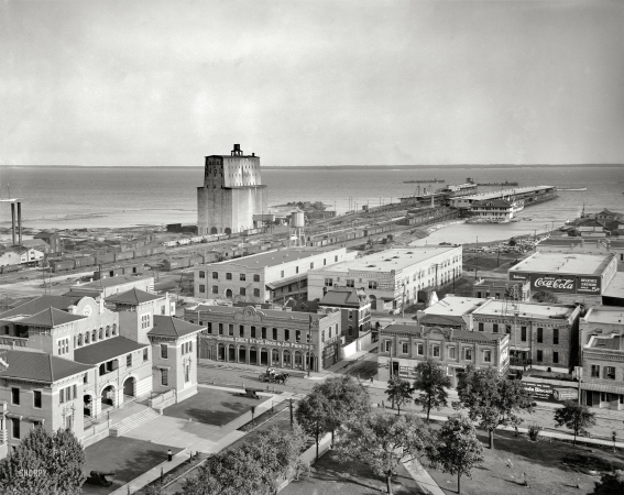 Photo showing: Pleasant Pensacola -- Tarragona Street wharf, Pensacola, Florida, circa 1910.