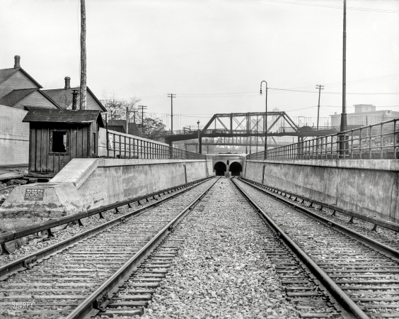 Photo showing: Live Third Rail -- Detroit circa 1910. Michigan Central R.R. Tunnel under Detroit River.