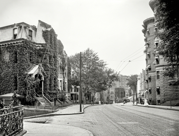 Photo showing: Maple Street -- Springfield, Massachusetts, circa 1910.