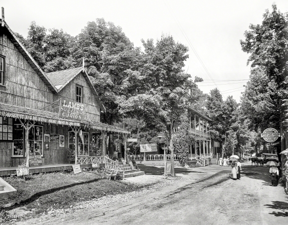 Photo showing: Souvenirs and Curios -- Circa 1905. Street view, Delaware Water Gap, Pennsylvania.