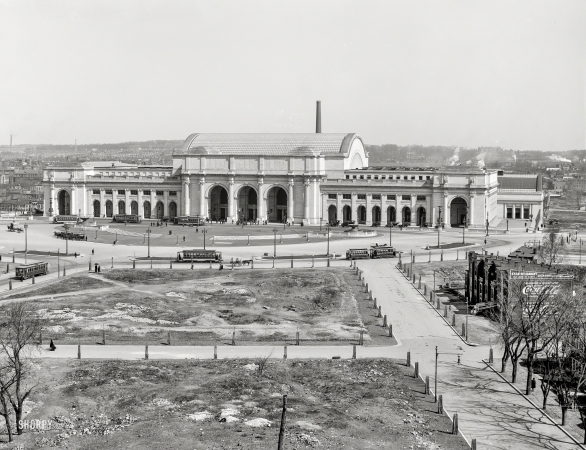 Photo showing: A More Perfect Union -- Circa 1908. New Pennsylvania [Union] Station, Washington, D.C.