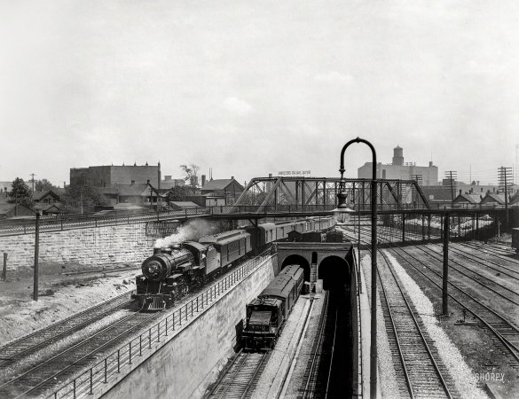 Photo showing: Dual Fuel -- Detroit, Michigan, circa 1910. Approach to the Detroit River tunnel.