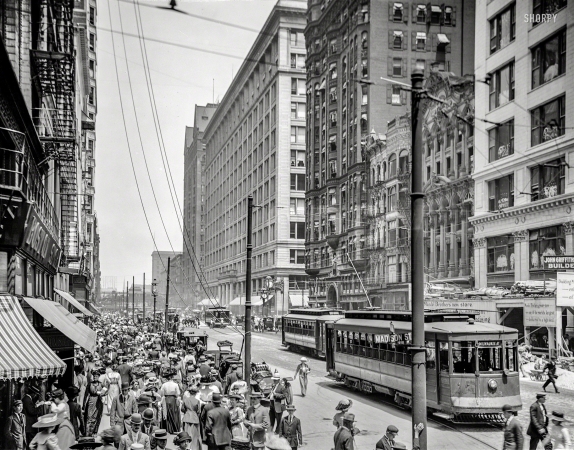 Photo showing: That Great Street -- Chicago circa 1910. The busy crowd on State Street.