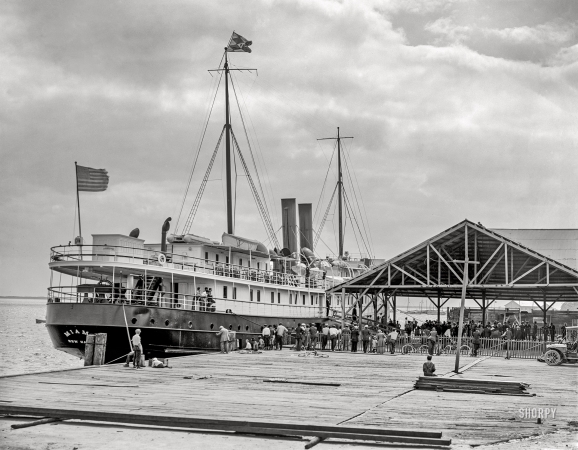 Photo showing: S.S. Miami -- Miami, Florida, circa 1910. Peninsular & Occidental steamer Miami off for Nassau, W.I.