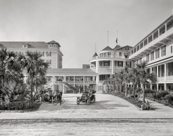 Photo showing: Beach Buggies -- The Sunshine State circa 1910. South entrance, Hotel Ormond, Ormond, Fla.