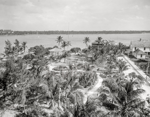 Photo showing: Winter Playground -- Circa 1910. City park and Lake Worth -- West Palm Beach, Florida.