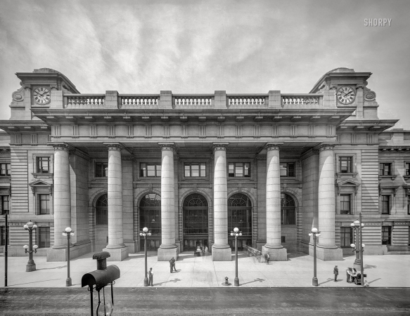 Photo showing: Passenger Portal -- Chicago circa 1911. Passenger terminal, Madison Street entrance, Chicago & North Western Railway.
(<a href=https://www.junipergallery.com/node/12206><u>Click here</u></a> for a version without the streetlight.)