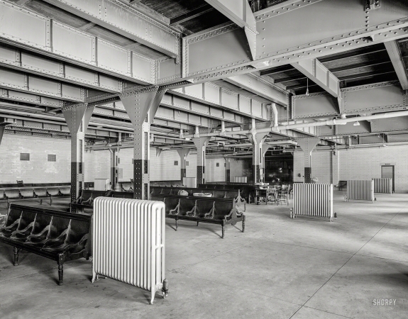 Photo showing: Departures -- Circa 1912. Emigrants' room, Chicago and North Western Railway station, Chicago.