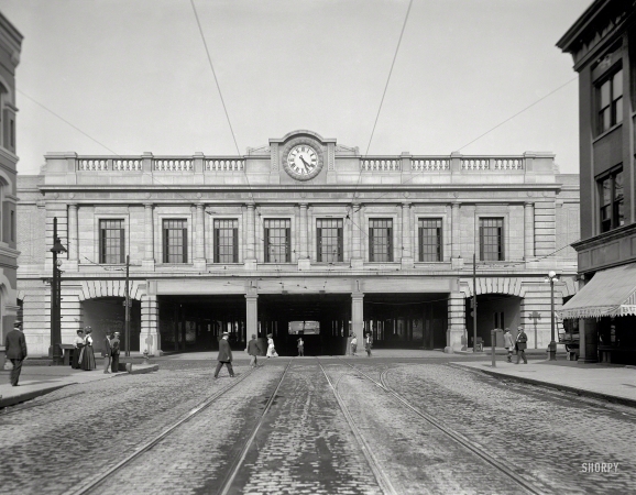 Photo showing: Washington Crossing -- Chicago circa 1911. Under the tracks, Washington Boulevard, Chicago & North Western Railway station.