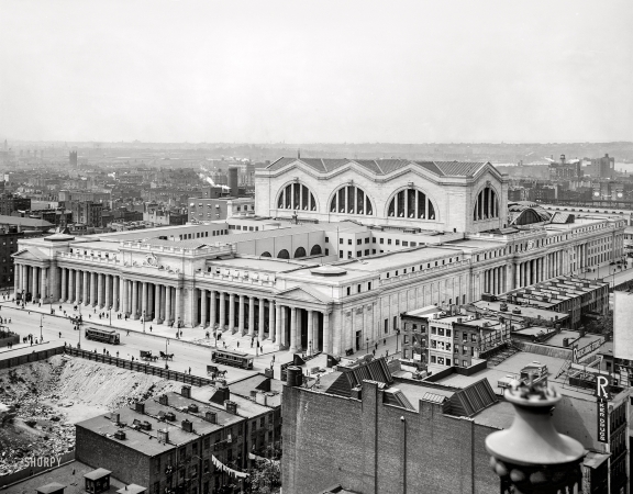 Photo showing: Sic Transit -- New York circa 1910. Bird's eye view of new Pennsylvania Station.