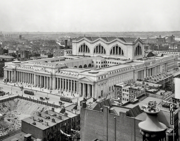 Photo showing: Temple of Transport -- Circa 1910. Bird's-eye view of Penn Station, New York City.