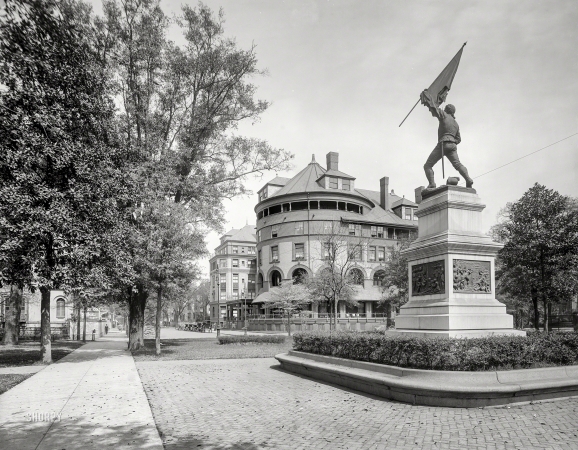Photo showing: The Old DeSoto -- Savannah, Georgia, circa 1910. DeSoto Hotel and Jasper monument, Madison Square.