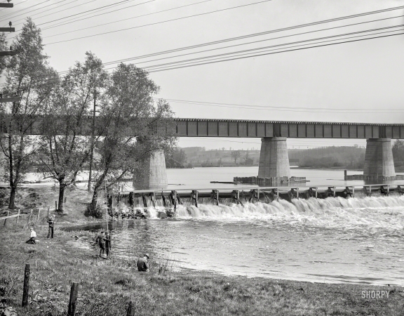 Photo showing: Dam Fishing -- Ann Arbor, Michigan, circa 1914. Huron River dam (Argo Dam).