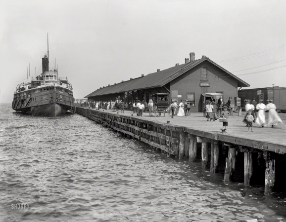 Photo showing: City of Mackinac -- Circa 1905. D.& C. steamer City of Mackinac at dock, St. Ignace, Michigan.