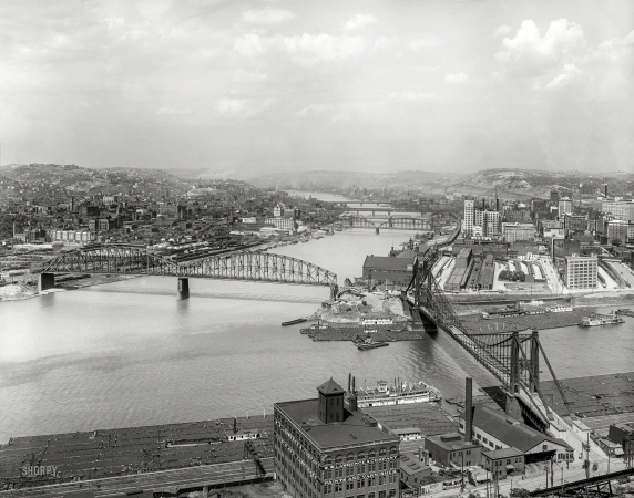 Photo showing: Seven Bridges -- Pittsburgh circa 1912. Coal barges at 'The Point' -- Confluence of Allegheny and Monongahela at start of Ohio River.