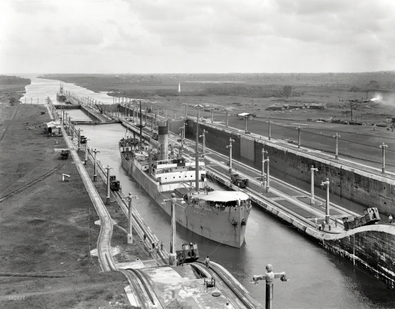 Photo showing: Passing Through -- Circa 1915. Bolton Castle in Gatun Locks, west chamber, Panama Canal.