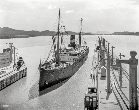 Photo showing: Double Panama -- Circa 1915. Steamer Panama at Pedro Miguel Locks, approach from Miraflores Lake, Panama Canal.