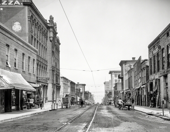Photo showing: Vicksburg Street View -- Vicksburg, Mississippi, circa 1909. View along Washington Street.